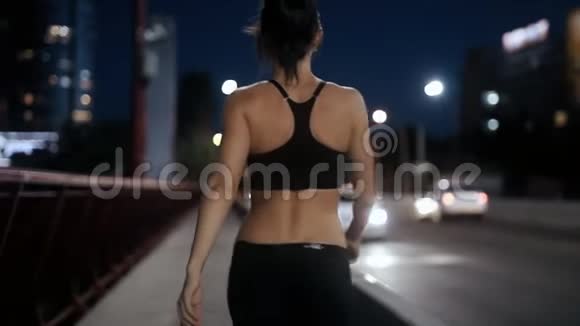不可辨认的运动女子在桥上离去后景视频的预览图