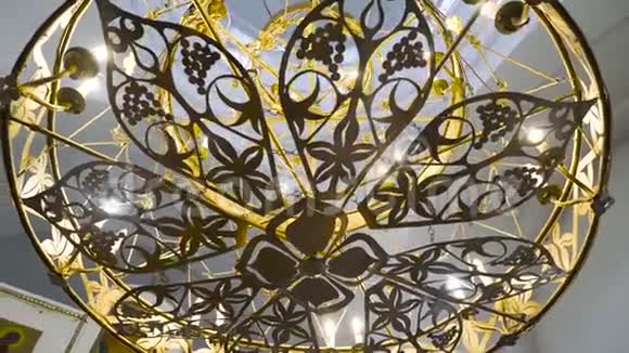 教堂里美丽的镀金吊灯库存录像帕尼卡迪洛是寺庙的主灯也是天教的象征视频的预览图