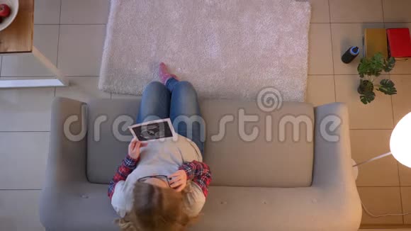 年轻怀孕女性的特写镜头讨论她的宝宝坐在上面打电话时的x射线图像视频的预览图