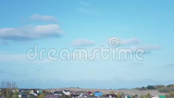 时光流逝白云飘在村庄上空的蓝天上视频的预览图