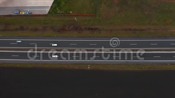 高速公路的鸟瞰图摄像机向左移动可以看到高速公路和公路上的汽车很多车辆都是在视频的预览图