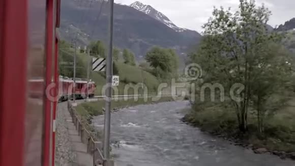 红色火车侧景视频的预览图