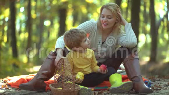微笑的母亲和孩子在秋天公园玩母子俩在户外玩得很开心与男性子女幸福的家庭视频的预览图