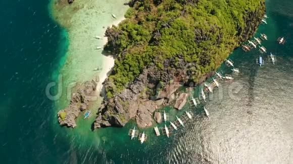 船和石灰石悬崖的鸟瞰图埃尔尼多菲律宾热带岛屿白色海滩和珊瑚礁视频的预览图
