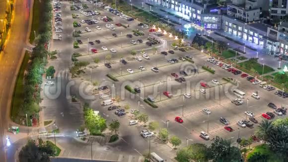 在迪拜时间推移空中照明停车场的许多汽车的夜景视频的预览图