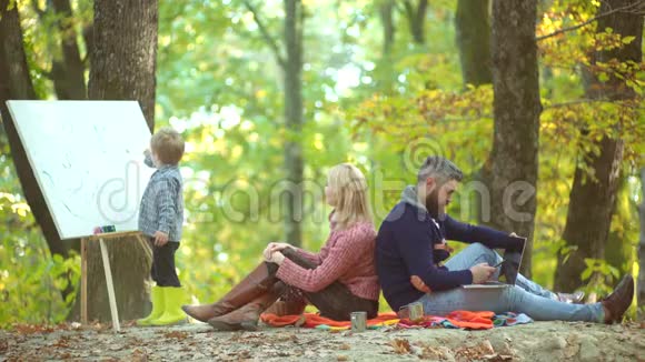 父母和儿子在户外玩得很开心浪漫的一对愉快的家庭野餐快乐儿童艺术家视频的预览图