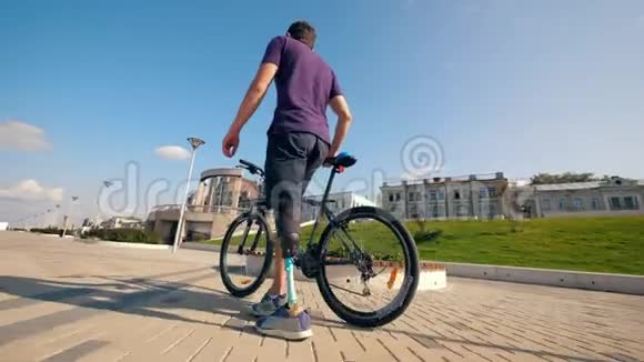 一个有腿的人正骑着自行车走路视频的预览图