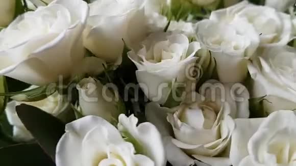 一束美丽的白玫瑰结婚配饰结婚纪念日礼物生日礼物妈妈情人节礼物视频的预览图