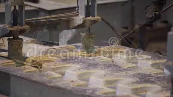 在工厂里把液态金属倒入铸型铝铸造炉装载金属液态熔体金属视频的预览图