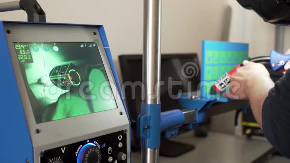 关闭一名工程师使用现代焊接设备和一台计算机在工厂焊接过程场景现代视频的预览图