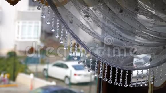 窗帘珠子和房子窗外的景色视频的预览图