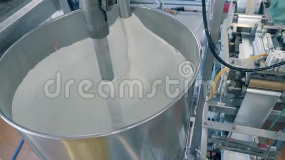 金属机器在工厂搅拌奶油视频的预览图