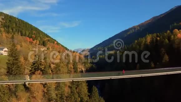 人走在挂绳河桥上森林视频的预览图