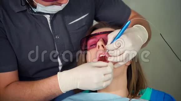 牙科医生用激光治疗牙齿视频的预览图