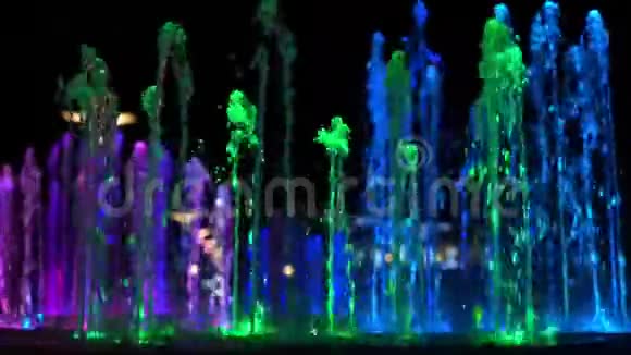 奇妙的喷泉喷射神奇的彩色照明视频的预览图