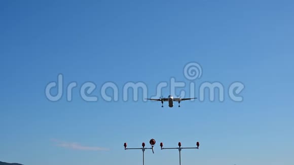 4K型涡轮螺旋桨飞机在高空降落视频的预览图