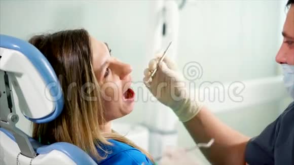 在牙科诊所接受检查的年轻妇女视频的预览图