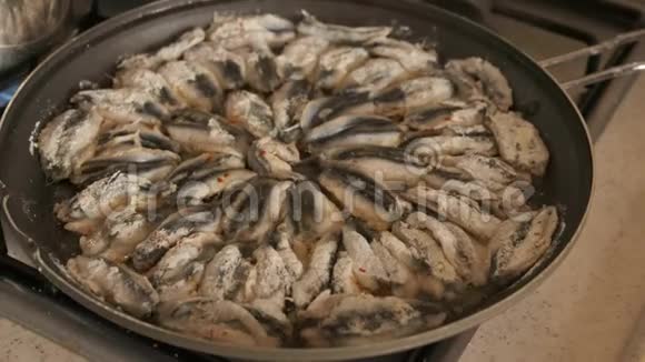 鱼在炉子上煮鱼在平底锅里煮鱼在土耳其式平底锅里煮视频的预览图
