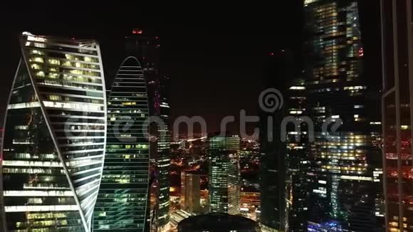 鸟瞰莫斯科商业区与百万闪耀的灯光大城市生活理念俄罗斯股票视频的预览图