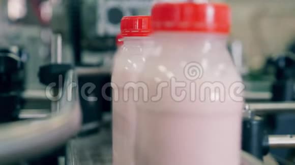 瓶子里的酸奶在工厂的传送带上移动食品工厂输送机的食品包装过程视频的预览图