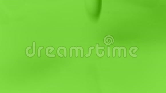 在绿色表面喷涂绿色油漆视频的预览图