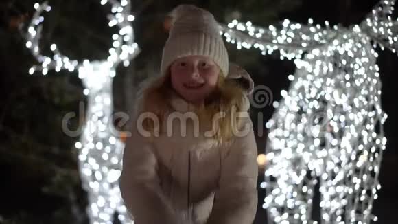 美丽的慢动作视频一个金发女孩向镜头扔雪视频的预览图