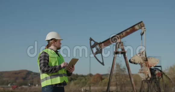 能源工业企业人员手持装置采用数字平板油泵现场抽油机技术员视频的预览图