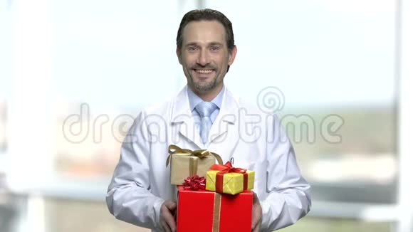 微笑医生拿着一组礼盒视频的预览图