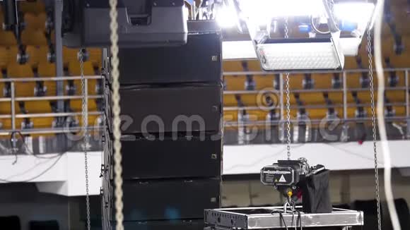 在专业舞台安装期间现场照明设备正被提升到桁架上库存录像光线视频的预览图
