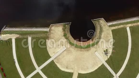 KokneseLiktendarzs露天公园命运花园上空的秋季空中景观视频的预览图