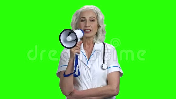 老年女医生对着扩音器说话视频的预览图