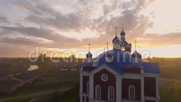 俄罗斯教堂在城市背景的夕阳下库存录像美丽多彩教堂的顶部景色视频的预览图