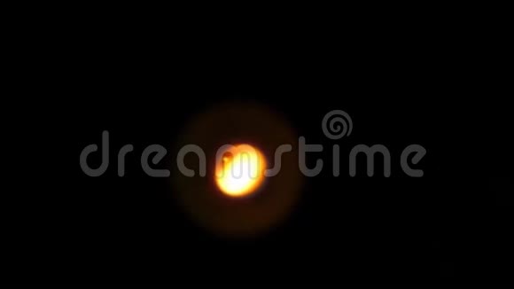 动画顶部视图火焰从蜡烛在黑色背景视频的预览图