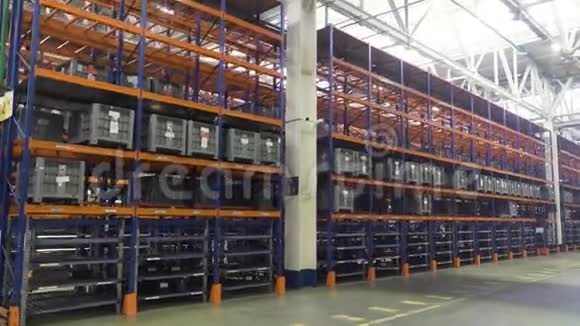 大而宽敞的仓库货架上有许多塑料盒场景物流储存装运工业和视频的预览图