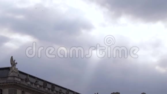 一座巨大的砖历史建筑其屋顶上的雕塑在多云的天空背景下建筑理念行动视频的预览图