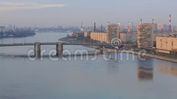 初春的圣彼德堡和涅瓦河在黎明的阳光下的景色视频的预览图