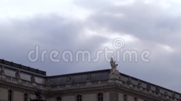 一座巨大的砖历史建筑其屋顶上的雕塑在多云的天空背景下建筑理念行动视频的预览图