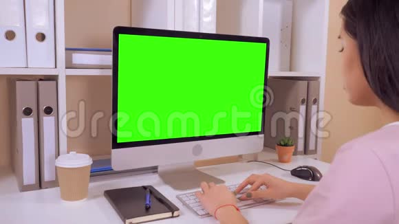 工人在PC上输入数据视频的预览图