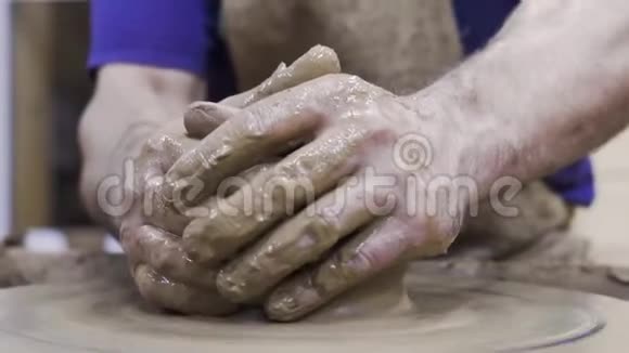 波特用粘土做成盘子库存录像男人专业的陶工手用陶工陶工的陶工装泥视频的预览图