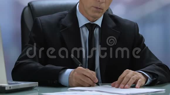 男董事签署文件坐办公桌协议处理视频的预览图