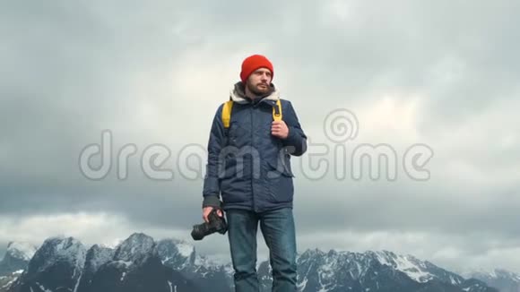 山顶上的肖像摄影师专业摄影师男带着数码单反拍摄山谷视频的预览图