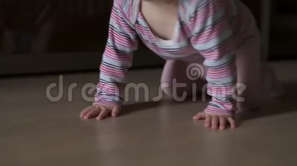 幼儿学会在地板上爬行视频的预览图