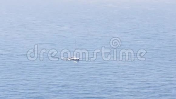 白色游艇在地中海上空荡漾行动帆船在灿烂的阳光下缓缓行驶视频的预览图