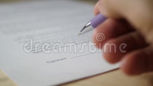 商务人员签订商务合同的合同明细视频的预览图