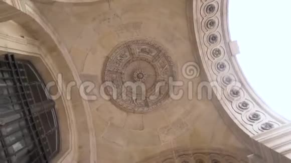 欧洲大教堂美丽的天花板的底部视图建筑概念行动历史建筑的旋转天花板视频的预览图