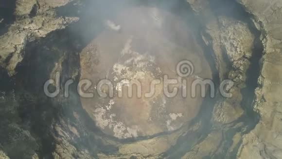 火山口俯视图有活火山的山体景观视频的预览图