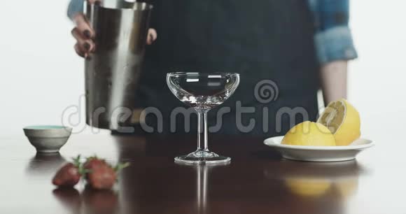 红鸡尾酒倒入玻璃杯中视频的预览图