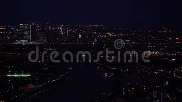 空中夜景照亮伦敦大城市的街道和建筑物视频的预览图