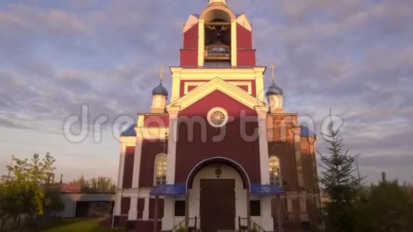 俄罗斯乡村景观背景下的基督教堂库存录像彩色教堂的顶部景色视频的预览图