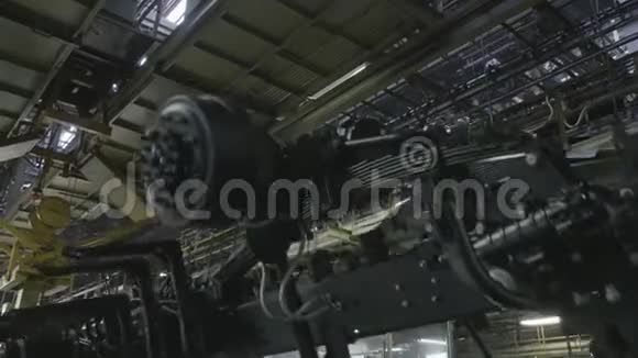 工厂重型采矿卡车的生产过程场景工业输送机上的自卸汽车变速器视频的预览图